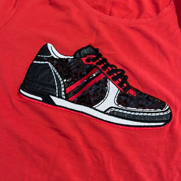 ๐ MARGITTES sneaker tee - Picture 2 of 5